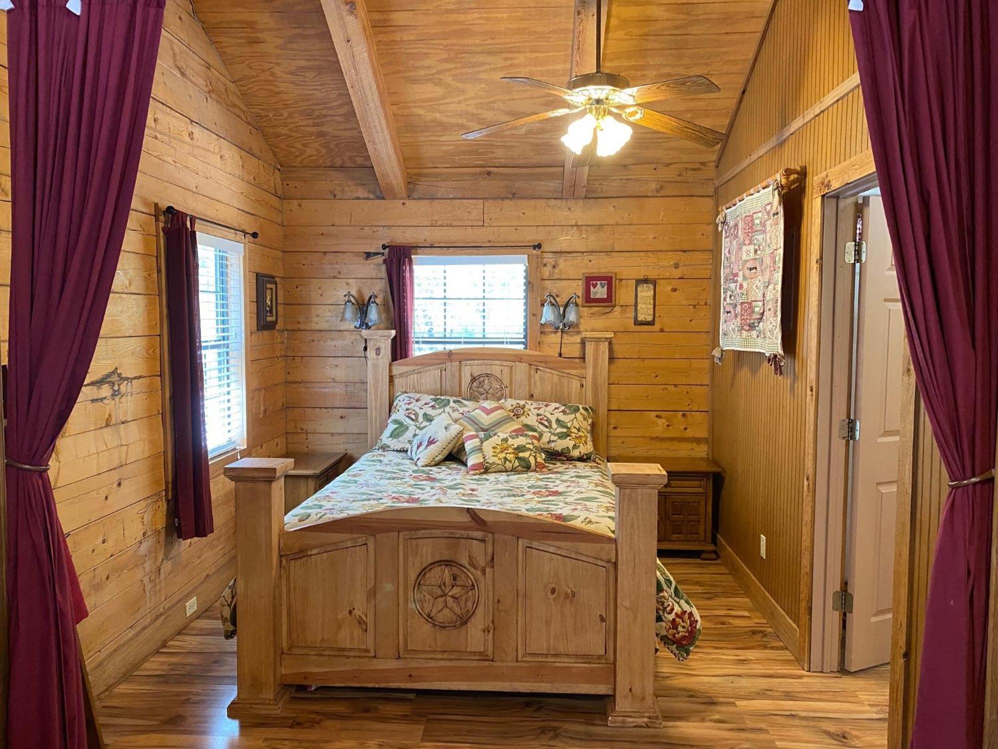 A Peace Of Heaven Cabins And Rv Vanderpool Exterior photo