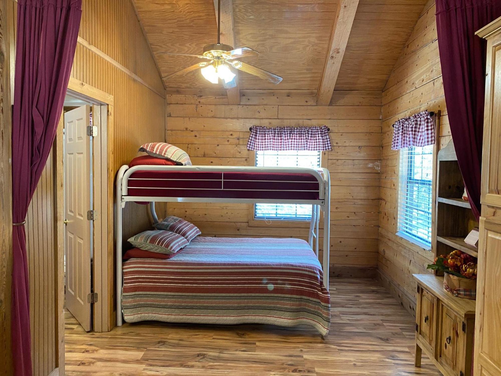 A Peace Of Heaven Cabins And Rv Vanderpool Exterior photo